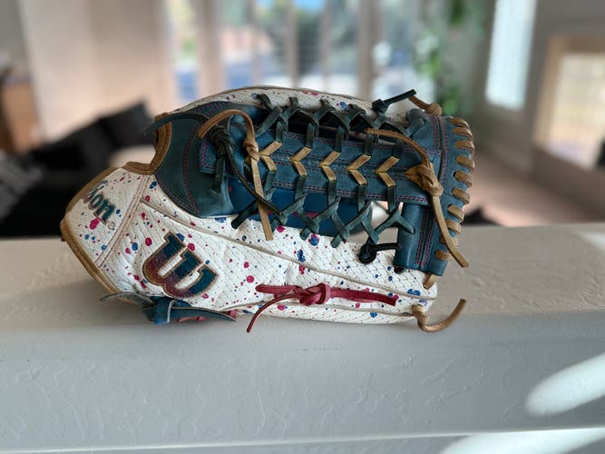 2025 Wilson A2000 RH Outfield Softball Glove 12.5" (Used)