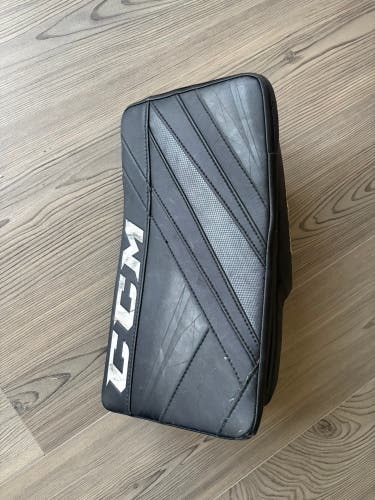 CCM Extreme Flex E5.9  Blocker (Used) size Intermediate.