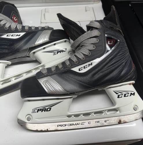 2011 CCM U+ 06 Hockey Skates Regular Width 7.5 (Used)