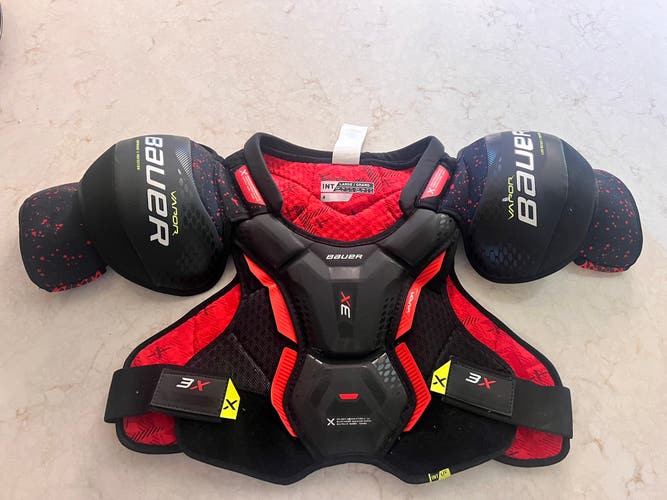 Large Intermediate Bauer Vapor 3X Pro Shoulder Pads! Used for a tournament!