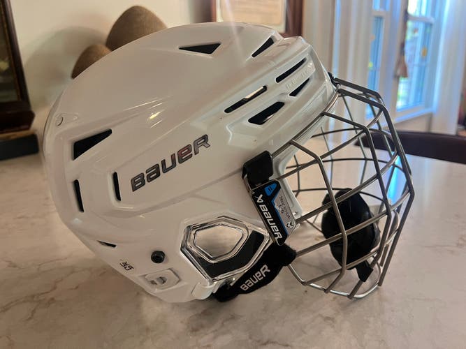 Large Bauer Re-Akt 155 Helmet! Only used for a tournament!