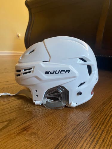 Medium Bauer Re-Akt 85 Helmet (New)