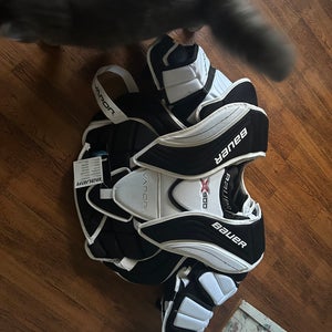 Intermediate Medium Bauer Vapor X900 Goalie Chest Protector (New with tags)