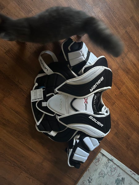 Intermediate Medium Bauer Vapor X900 Goalie Chest Protector (New with tags)