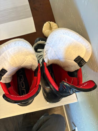 2021 Bauer Vapor 3X Pro Hockey Skates Regular Width 8.5 (Used)