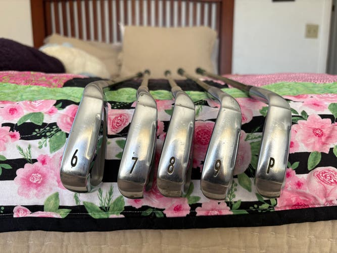 Men's Srixon I-701 Right Handed Iron Set (Used)