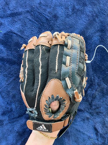 Black Adidas Easy Close RH Pitcher's Baseball Glove 9.5" (Used)