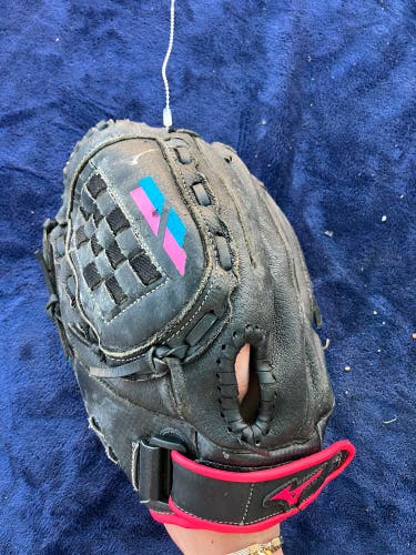 Black Mizuno Finch LH Pitcher's Softball Glove 11.5" (Used)