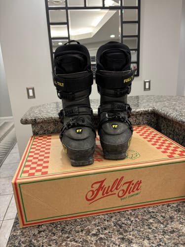 Mondo 27 & 27.5 Men's Full Tilt Kicker Ski Boots Soft Flex (Used)