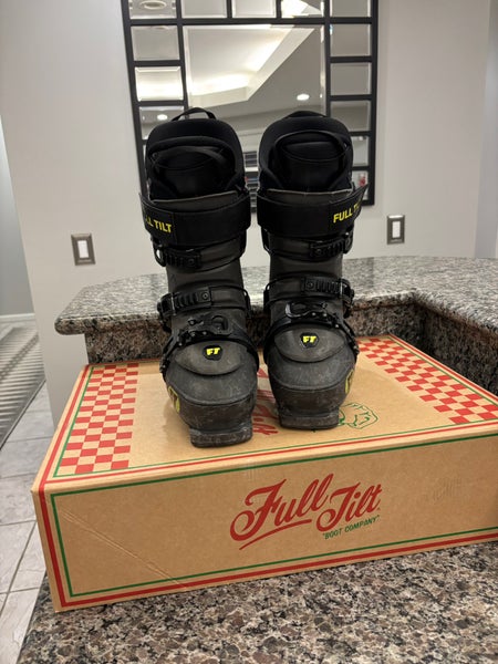 Mondo 27 & 27.5 Men's Full Tilt Kicker Ski Boots Soft Flex (Used)