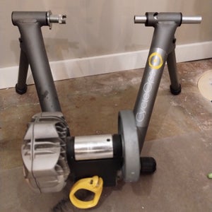 CycleOps (Saris) Fluid2 Bike Trainer + Riser