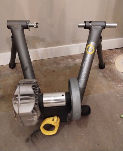 CycleOps (Saris) Fluid2 Bike Trainer + Riser