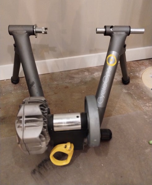 CycleOps (Saris) Fluid2 Bike Trainer + Riser