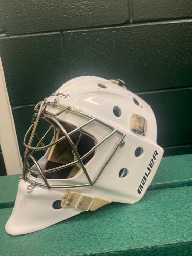Senior Medium Bauer Profile 950 Goalie Mask (Used)