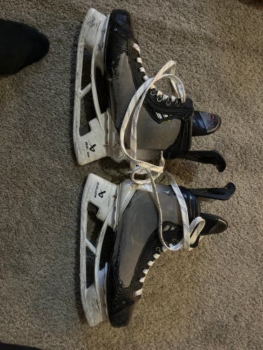 2024 Bauer Vapor Hyperlite 2 Hockey Skates Regular Width 8 (Used)