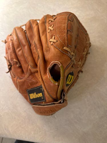 Wilson RH A2110 Baseball Glove 12.5" (Used)