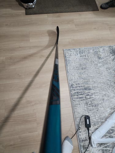 Senior CCM Vizion Right Handed Hockey Stick P28 (New)