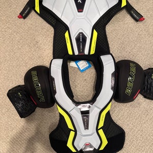 Bauer Vapor Hyperlite Youth Medium Shoulder Pads (tag on)