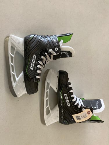 Junior Bauer XLS Hockey Skates Regular Width Size 2 (New)