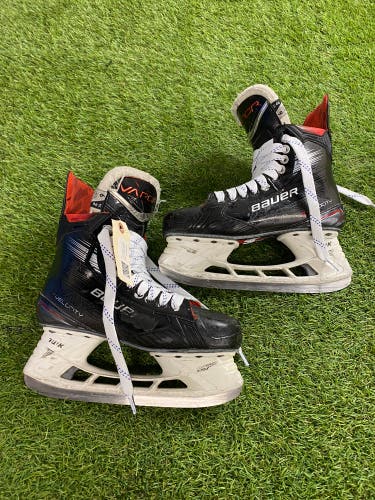 Intermediate Bauer Vapor XVelocity Hockey Skates | (Fit 2) Size: 6 (Used)