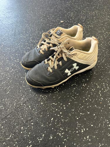 Used Under Armour LEADOFF BB/SB Cleats Black Junior 04.5 11849-S000032998