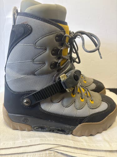 Men's Size M 11.0 (W 12.0) Burton Moto si Snowboard Boots All Mountain (Used)