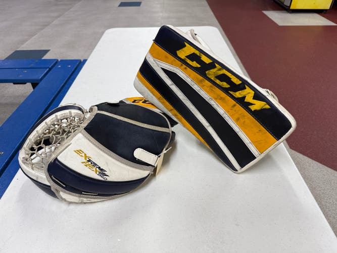 Senior CCM Extreme Flex II 860 Goalie Gloves & Blockers Regular (Used)