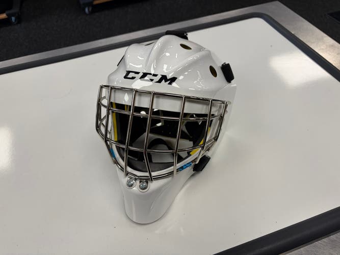 Youth 2022 CCM Axis 1.5 Goalie Mask (New)
