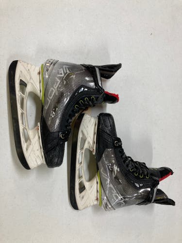 Intermediate Bauer Vapor Hyperlite 2 Hockey Skates Size 5.5 (Used)