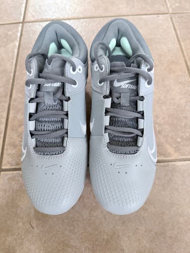 Gray Women's 7.5 Nike Hyperdiamond 4 Softbal cleats. New never worn metal cleats.