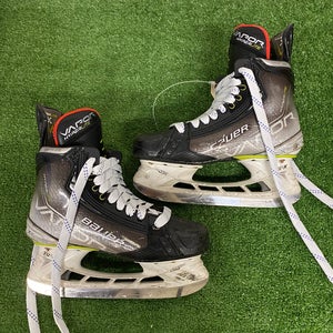 Intermediate Bauer Vapor Hyperlite Hockey Skates Size 5.5 (Used)