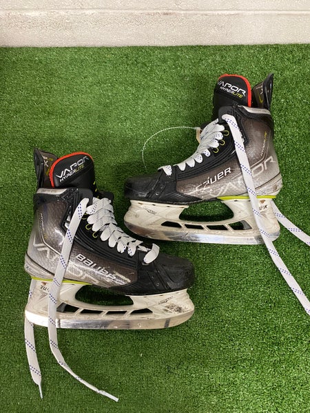 Intermediate Bauer Vapor Hyperlite Hockey Skates Size 5.5 (Used)