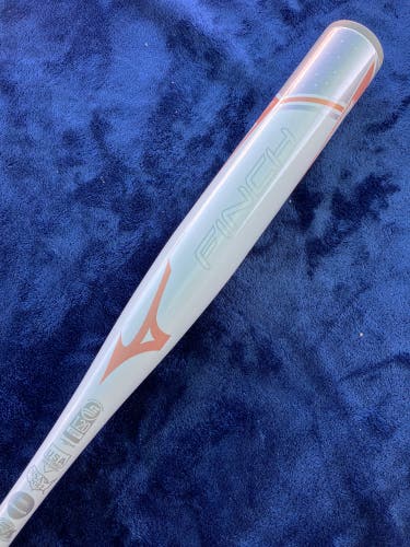 White Mizuno Finch Alloy Bat (-13) 16 oz 29" (Used)