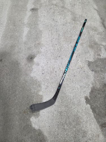 New Intermediate Bauer PULSE Right Handed Hockey Stick P28 55 flex