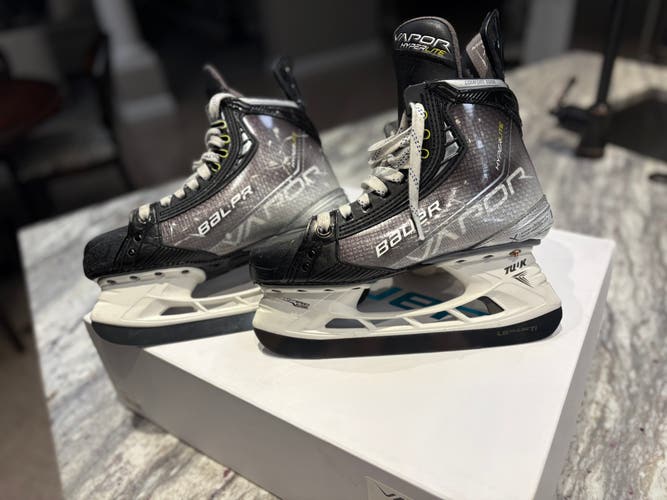Bauer Vapor Hyperlite Hockey Skates Regular Width Pro Stock Size 5.5 (Used)