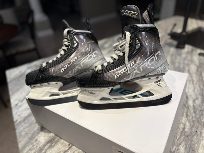 Bauer Vapor Hyperlite Hockey Skates Regular Width Pro Stock Size 5.5 (Used)