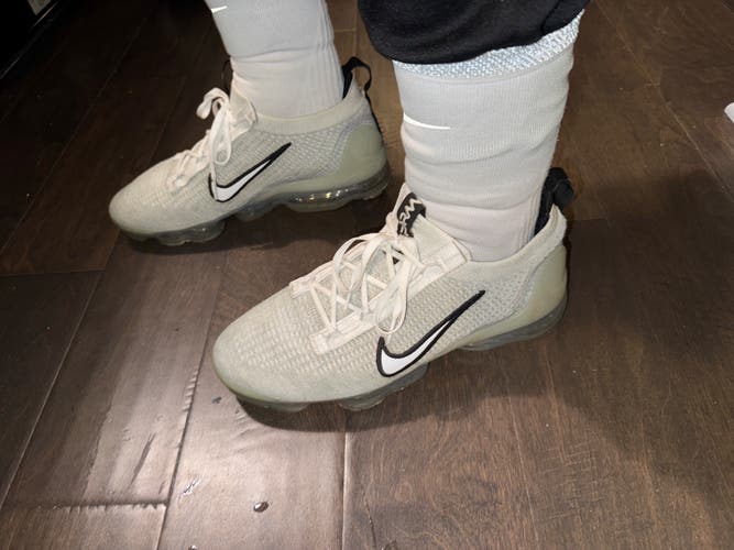 White Men's Size M 10.0 (W 11.0) Adult Nike Vapormax Shoes (Used)