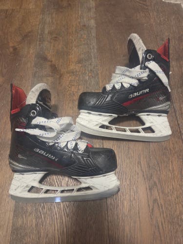 Bauer Vapor 5x pro Hockey Skates Regular Width youth 13.5 (Used)