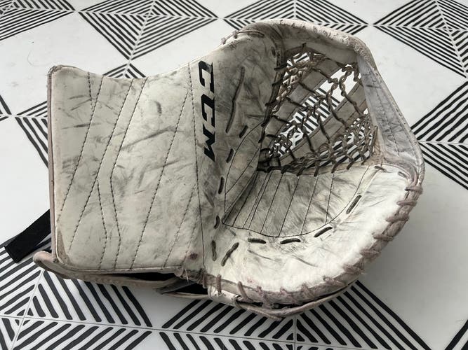 Used Senior CCM Extreme Flex E3.5 Regular Goalie Glove