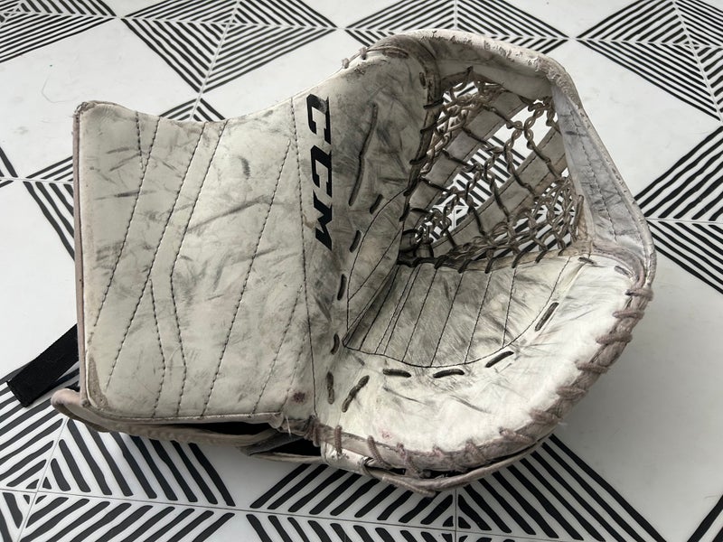 Used Senior CCM Extreme Flex E3.5 Regular Goalie Glove