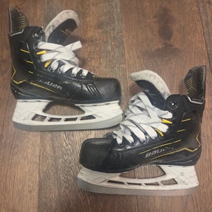 2025 Bauer Supreme M40 Hockey Skates Regular Width Youth 13.5 (Used)