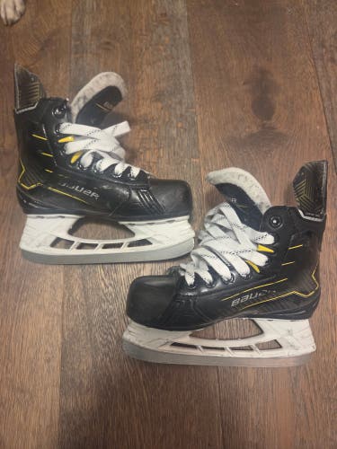2025 Bauer Supreme M40 Hockey Skates Regular Width Youth 13.5 (Used)