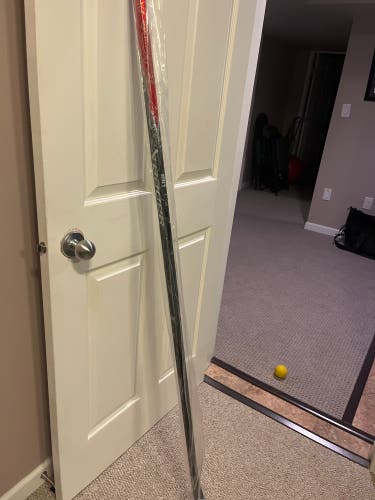 Senior Bauer Vapor Hyperlite Right Handed Hockey Stick P28 (New)
