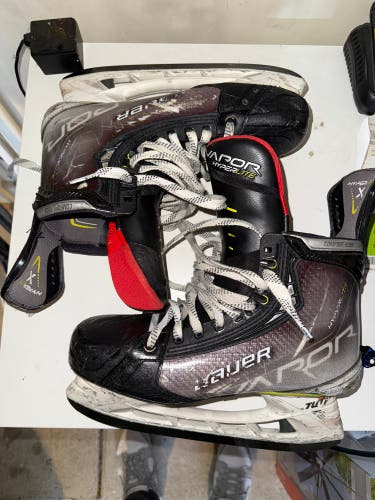 2021 Bauer Vapor Hyperlite Hockey Skates 9.5 (Used)