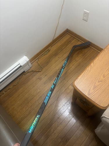 Barely used Senior Bauer Pulse Right Handed Hockey Stick P28 87 flex