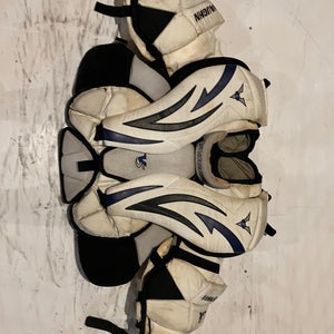 Medium Vaughn Velocity V5 Goalie Chest Protector (Used)