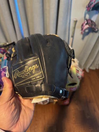 2025 Pitcher's RH Rawlings 200 Series Baseball Glove 11.75" (Used)