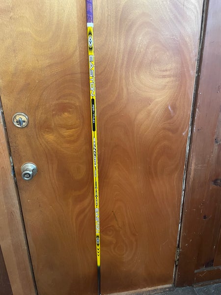 Senior Easton Synergy Grip Right Handed Hockey Stick P91A (Used)