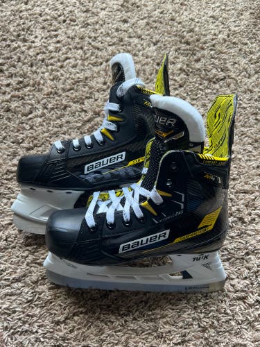 2022 Bauer Supreme M4 Hockey Skates Regular Width Size 3 (New)