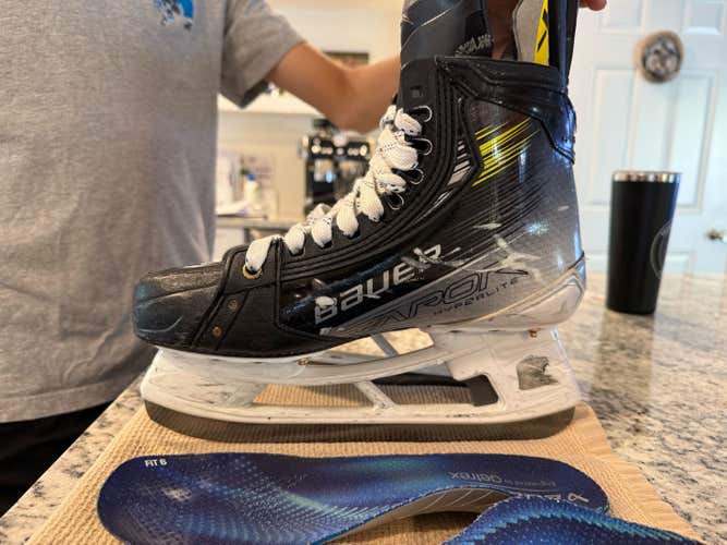 2024 Bauer Vapor Hyperlite 2 Hockey Skates Regular Width 7.5 (Used)